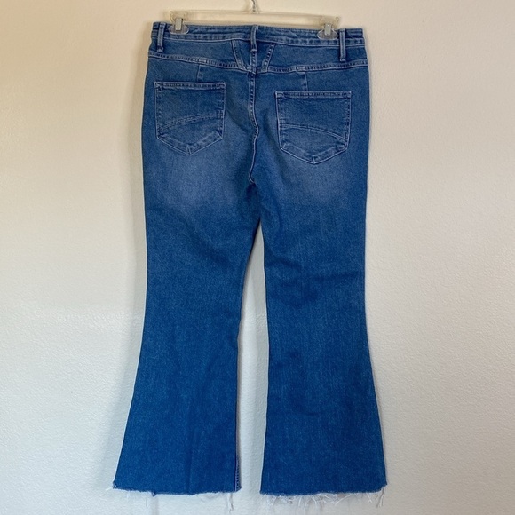 Driftwood Farrah flared jeans women’s 31” raw hem - Picture 6 of 8